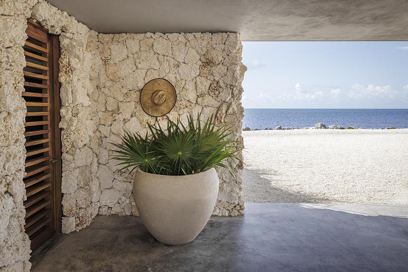 Dossier de presse | 2757-58 - Communiqué de presse | STRANG’s Van der Vlugt Residence Sets New Standard for Coastal Resilience in Florida - STRANG - Architecture résidentielle - <p style="">A breezeway or "outdoor foyer" acts as the home's main entrance.  <br style=""></p> - Crédit photo : Kris Tamburello