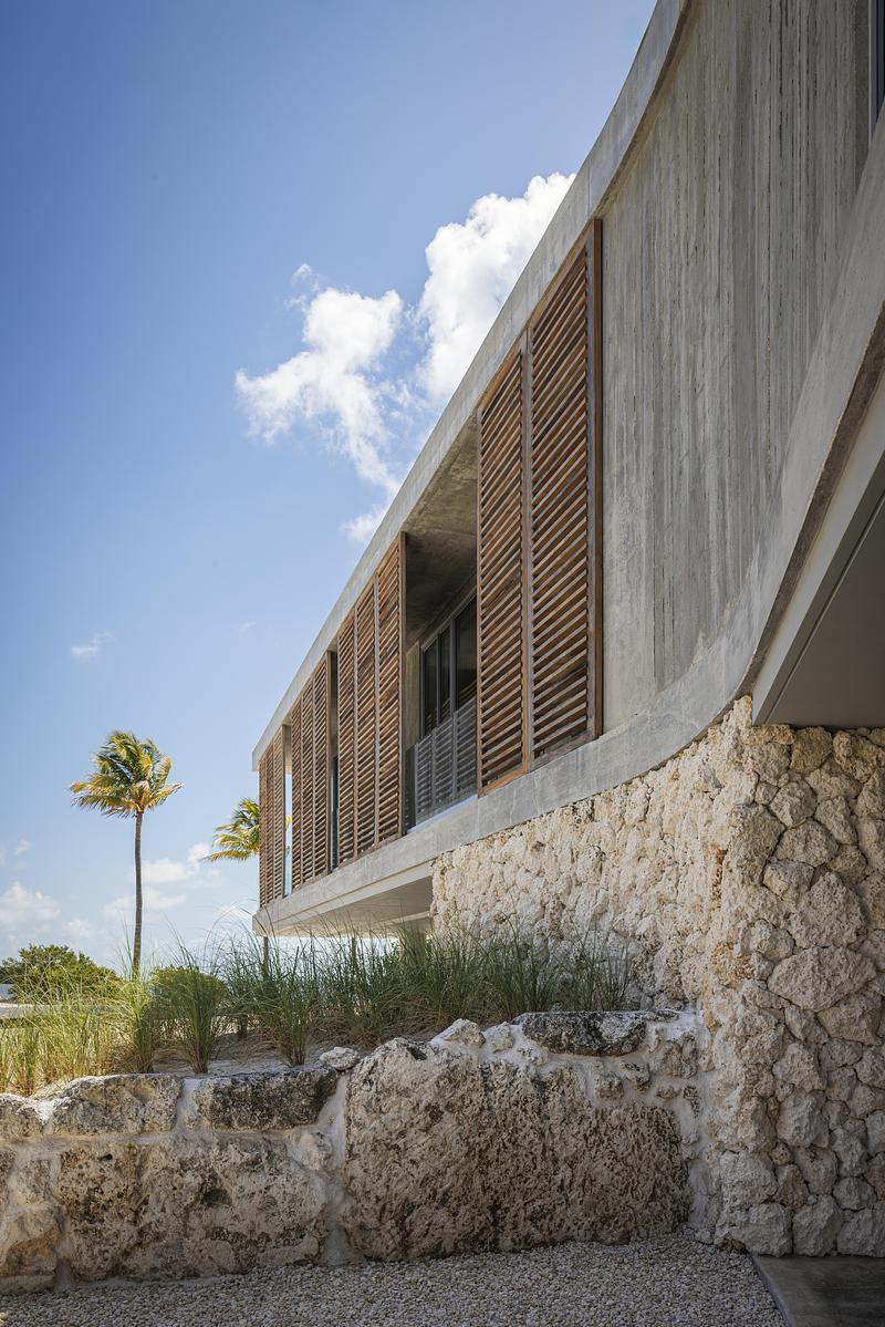 Dossier de presse | 2757-58 - Communiqué de presse | STRANG’s Van der Vlugt Residence Sets New Standard for Coastal Resilience in Florida - STRANG - Architecture résidentielle - Wood slats offer extra protection against hurricane force winds.<br style=""> - Crédit photo : Kris Tamburello