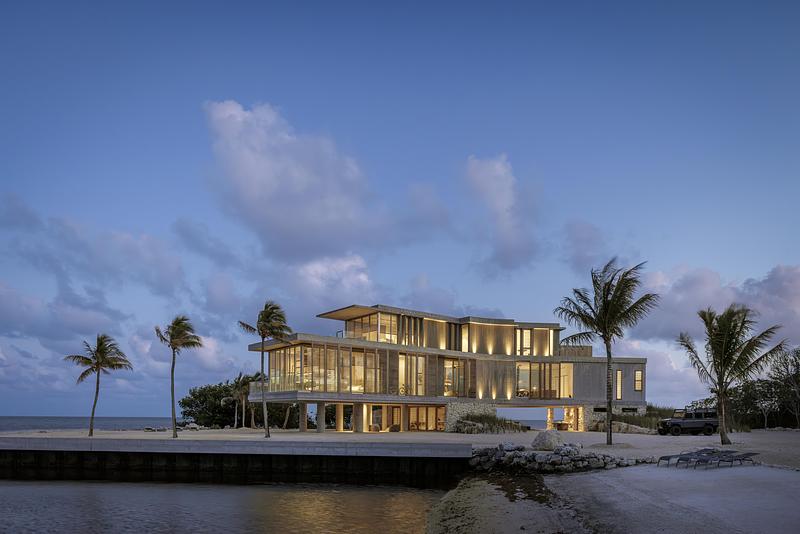 Dossier de presse | 2757-58 - Communiqué de presse | STRANG’s Van der Vlugt Residence Sets New Standard for Coastal Resilience in Florida - STRANG - Architecture résidentielle - The home's elegant design serves a functional purpose. Given its fragile location, the STRANG team elevated it ten feet off the ground to account for sea level rise and potential storm surge.  - Crédit photo : Ryan Lester, Architecture Sarasota
