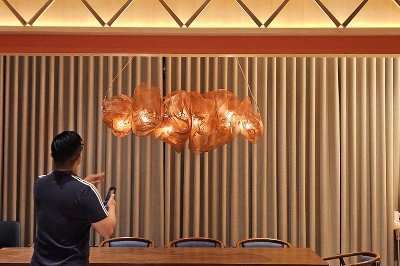 Dossier de presse | 7807-01 - Communiqué de presse | Nova Pendant Light : une suspension sculpturale qui réinvente la lumière contemporaine - Joseph Rastrullo - Design d’éclairage - Crédit photo : Rastrullo