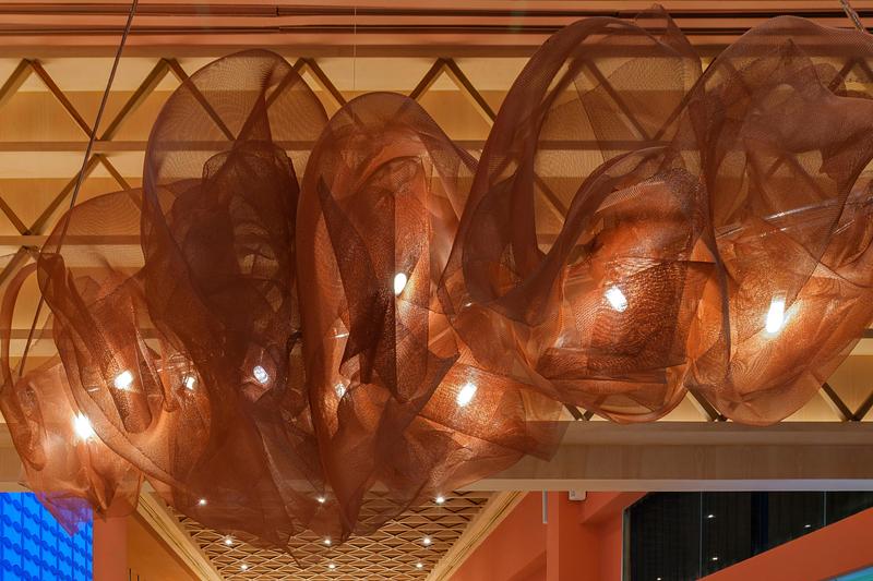 Dossier de presse | 7807-01 - Communiqué de presse | Nova Pendant Light : une suspension sculpturale qui réinvente la lumière contemporaine - Joseph Rastrullo - Design d’éclairage - Crédit photo : Rastrullo X Ecotecture