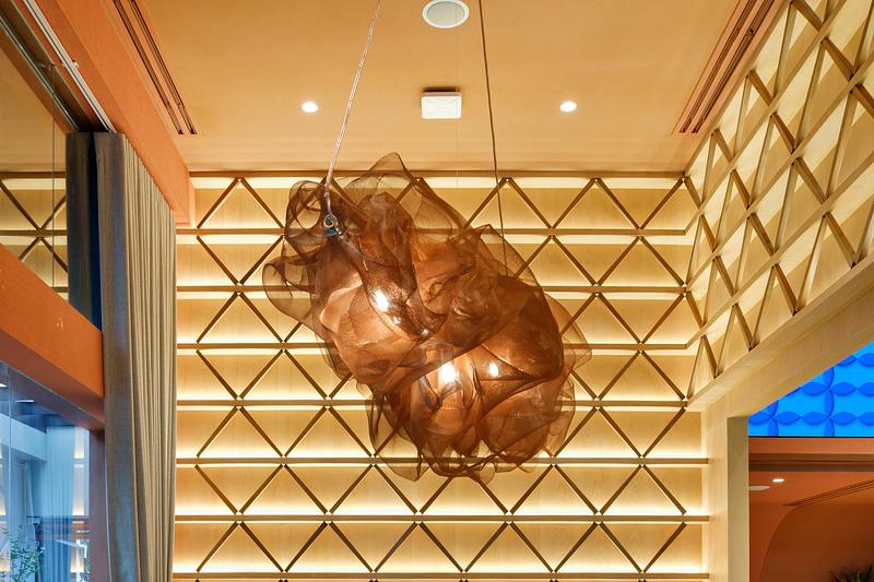 Dossier de presse | 7807-01 - Communiqué de presse | Nova Pendant Light : une suspension sculpturale qui réinvente la lumière contemporaine - Joseph Rastrullo - Design d’éclairage - Crédit photo : Rastrullo X Ecotecture