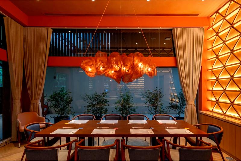 Dossier de presse | 7807-01 - Communiqué de presse | Nova Pendant Light : une suspension sculpturale qui réinvente la lumière contemporaine - Joseph Rastrullo - Design d’éclairage - Crédit photo : Kazu Cafe X Rastrullo