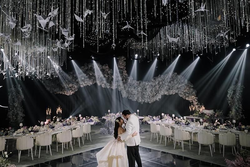 Dossier de presse | 7807-01 - Communiqué de presse | Nova Pendant Light : une suspension sculpturale qui réinvente la lumière contemporaine - Joseph Rastrullo - Design d’éclairage - Crédit photo : Rastrullo X Hans