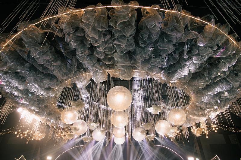 Dossier de presse | 7807-01 - Communiqué de presse | Nova Pendant Light : une suspension sculpturale qui réinvente la lumière contemporaine - Joseph Rastrullo - Design d’éclairage - Crédit photo : Rastrullo X Mico Gonzales