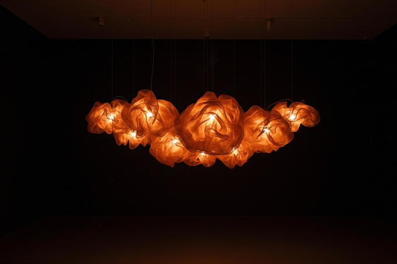 Dossier de presse | 7807-01 - Communiqué de presse | Nova Pendant Light : une suspension sculpturale qui réinvente la lumière contemporaine - Joseph Rastrullo - Design d’éclairage - Crédit photo : Rastrullo