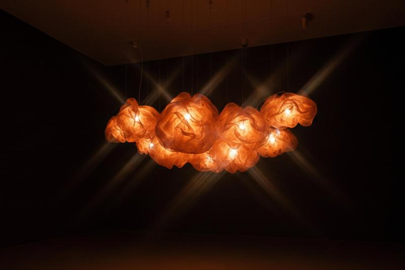 Dossier de presse | 7807-01 - Communiqué de presse | Nova Pendant Light : une suspension sculpturale qui réinvente la lumière contemporaine - Joseph Rastrullo - Design d’éclairage - Crédit photo : Rastrullo