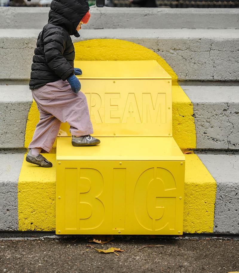 Dossier de presse | 5595-11 - Communiqué de presse | New Community-led Playscape in a New York Public Housing Development - The Urban Conga - Art - Phrases of affirmation chosen by the community line the edges of the installation.  - Crédit photo : Brook Banister