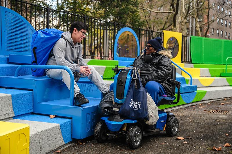 Dossier de presse | 5595-11 - Communiqué de presse | New Community-led Playscape in a New York Public Housing Development - The Urban Conga - Art - The installation created more accessible seating by lifting it and adding grab rails at different heights.  - Crédit photo :  Brook Banister 