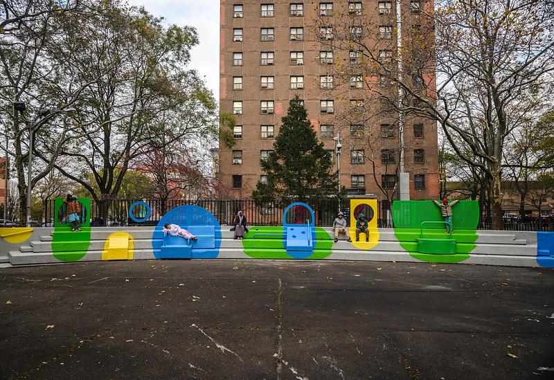 Dossier de presse | 5595-11 - Communiqué de presse | New Community-led Playscape in a New York Public Housing Development - The Urban Conga - Art - Common Corner encourages communal connection and social activity through open-ended play design. - Crédit photo : Brook Banister