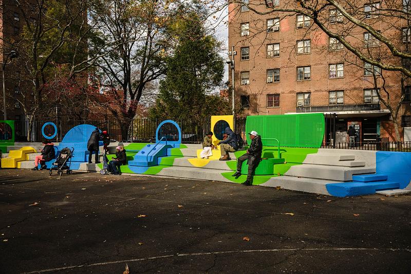 Dossier de presse | 5595-11 - Communiqué de presse | New Community-led Playscape in a New York Public Housing Development - The Urban Conga - Art - The project activates these once-underutilized steps, transforming them into an active, multigenerational space that supports a wide range of activities. - Crédit photo : Brook Banister
