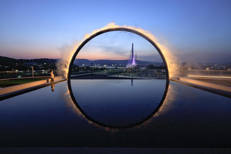 Press kit | 7810-01 - Press release | James Tapscott's Arc ZERO: Eclipse - Studio JT - Art - A child looks on in wonder - Photo credit: Studio JT