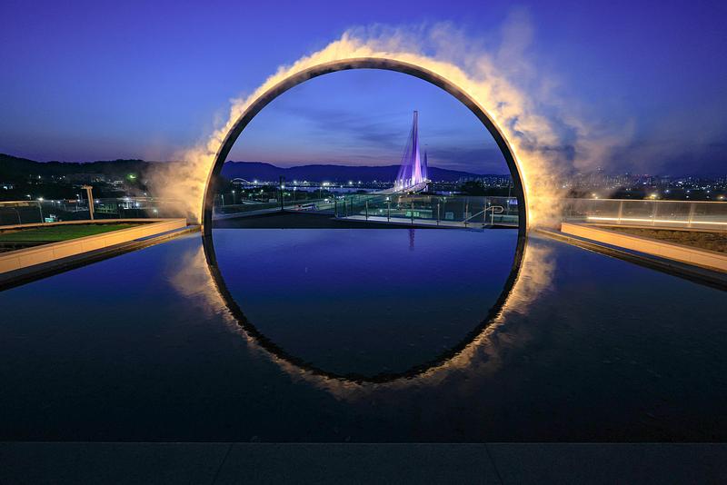 Press kit | 7810-01 - Press release | James Tapscott's Arc ZERO: Eclipse - Studio JT - Art - A gentle wind produces dramatic effects of light and movement - Photo credit: Studio JT