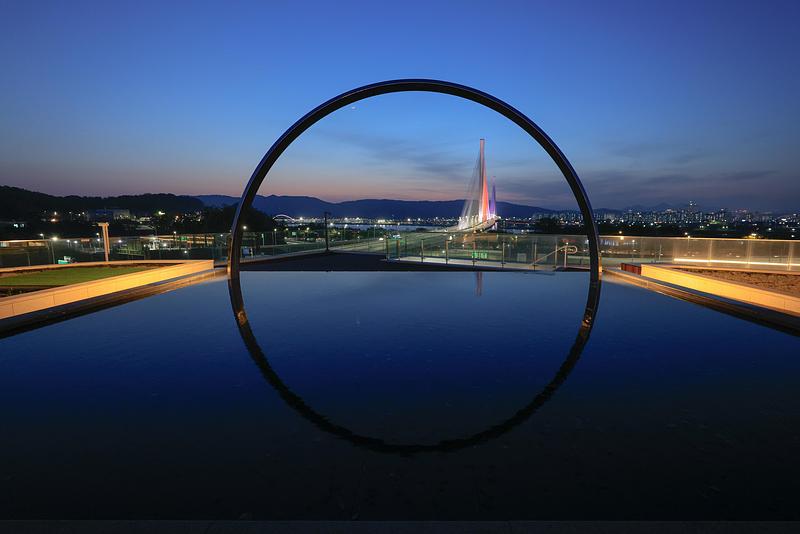 Press kit | 7810-01 - Press release | James Tapscott's Arc ZERO: Eclipse - Studio JT - Art - The ring frames the view of the iconic Godeok-Topyeong Bridge - Photo credit: Studio JT