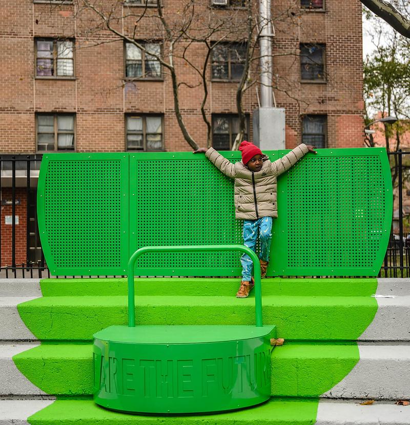 Dossier de presse | 5595-11 - Communiqué de presse | New Community-led Playscape in a New York Public Housing Development - The Urban Conga - Art - Perforated panels wrap the existing fence, creating a framework for future communal paracord artworks.  - Crédit photo : Brook Banister