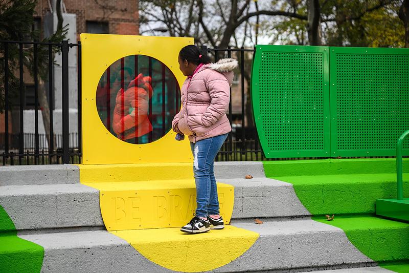 Dossier de presse | 5595-11 - Communiqué de presse | New Community-led Playscape in a New York Public Housing Development - The Urban Conga - Art - The dichroic mirrors allow people to see themselves in the work and the surrounding space.  - Crédit photo : Brook Banister