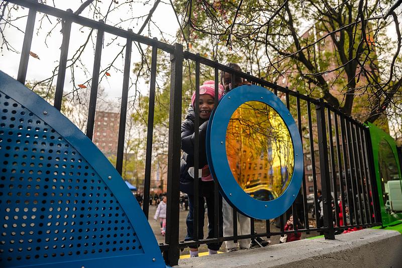 Dossier de presse | 5595-11 - Communiqué de presse | New Community-led Playscape in a New York Public Housing Development - The Urban Conga - Art - Crédit photo : Brook Banister