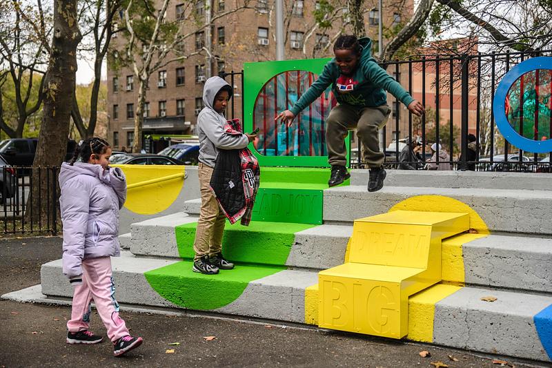 Dossier de presse | 5595-11 - Communiqué de presse | New Community-led Playscape in a New York Public Housing Development - The Urban Conga - Art - The design is meant to encourage active play on and around the space.  - Crédit photo :  Brook Banister 