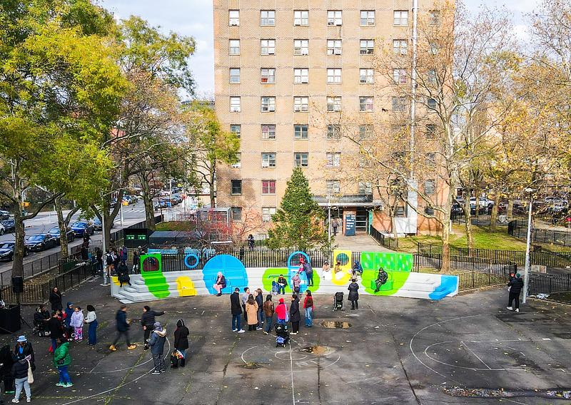 Dossier de presse | 5595-11 - Communiqué de presse | New Community-led Playscape in a New York Public Housing Development - The Urban Conga - Art - The installation is organized into zones that encourage social, active, and imaginative play. - Crédit photo : Tameek Williams