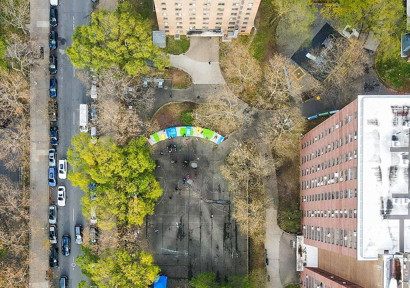 Dossier de presse | 5595-11 - Communiqué de presse | New Community-led Playscape in a New York Public Housing Development - The Urban Conga - Art - The project is intended to spotlight the space and catalyze further investment in the surrounding open space.  - Crédit photo :  Tameek Williams 