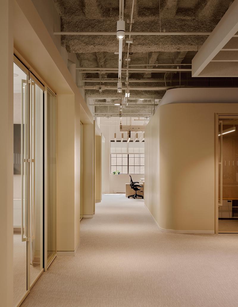 Dossier de presse | 1303-29 - Communiqué de presse | Cain Lamarre : réinventer le bureau d’avocat au cœur du patrimoine montréalais - Sid Lee Architecture - Design d’intérieur commercial - Crédit photo : Alex Lesage