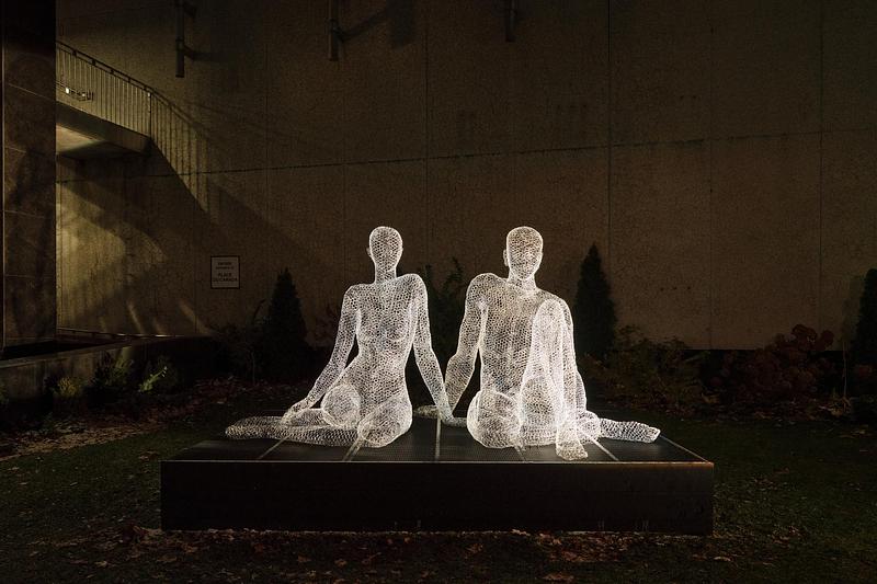 Dossier de presse | 583-26 - Communiqué de presse | Montréal s’illumine : LUMINO déploie 35 œuvres au Quartier des spectacles et au centre-ville - Partenariat du Quartier des spectacles - Évènement + Exposition - Les voyageurs, Cedric Le Borgne, Montréal Marriott Château Champlain - Crédit photo : Ulysse Lemerise / OSA