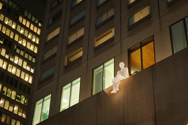 Dossier de presse | 583-26 - Communiqué de presse | Montréal s’illumine : LUMINO déploie 35 œuvres au Quartier des spectacles et au centre-ville - Partenariat du Quartier des spectacles - Évènement + Exposition - Les voyageurs, Cedric Le Borgne, Hyatt Place Montréal Centre-Ville - Crédit photo : Ulysse Lemerise / OSA