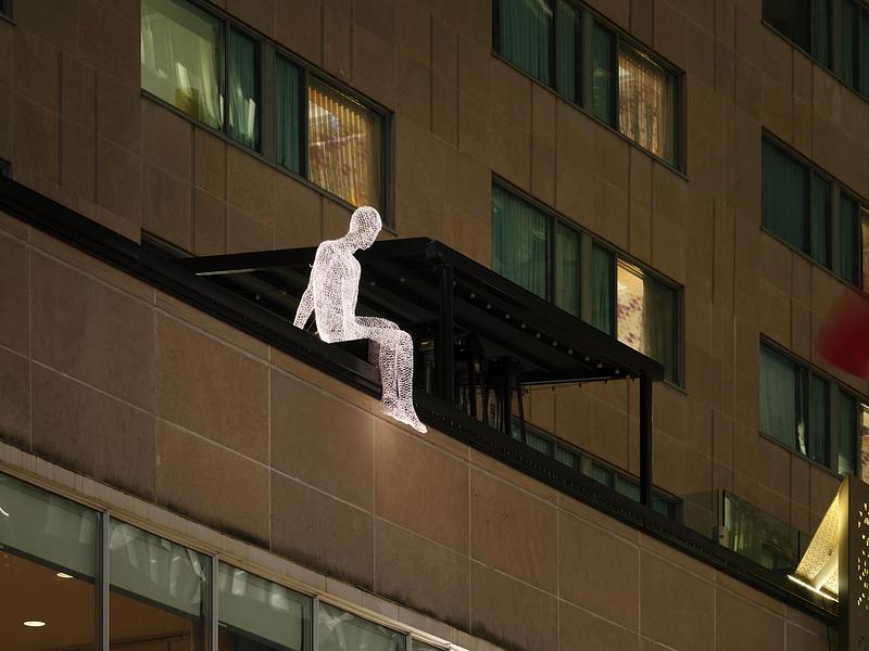 Dossier de presse | 583-26 - Communiqué de presse | Montréal s’illumine : LUMINO déploie 35 œuvres au Quartier des spectacles et au centre-ville - Partenariat du Quartier des spectacles - Évènement + Exposition - Les voyageurs, Cedric Le Borgne, Fairmont Le Reine Elizabeth - Crédit photo : Ulysse Lemerise / OSA