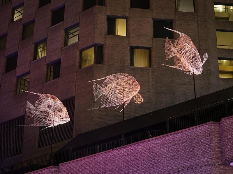 Dossier de presse | 583-26 - Communiqué de presse | Montréal s’illumine : LUMINO déploie 35 œuvres au Quartier des spectacles et au centre-ville - Partenariat du Quartier des spectacles - Évènement + Exposition - Les voyageurs, Cedric Le Borgne, DoubleTree by Hilton Montréal  - Crédit photo : Ulysse Lemerise / OSA