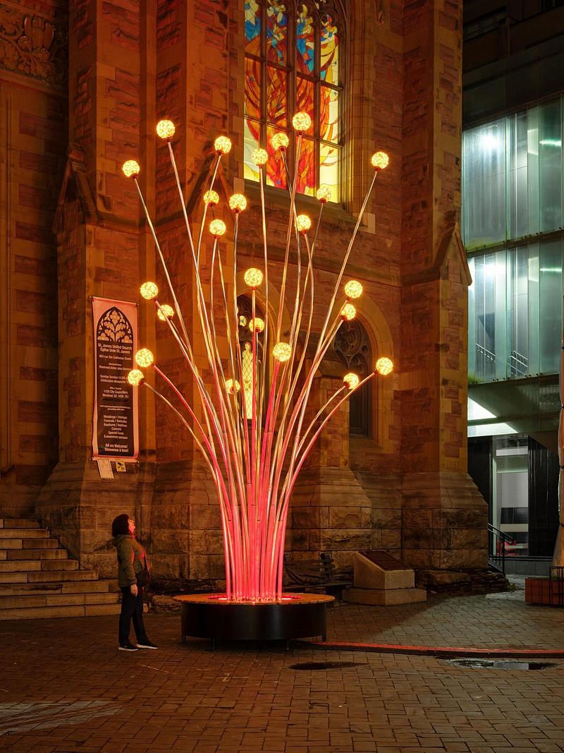 Dossier de presse | 583-26 - Communiqué de presse | Montréal s’illumine : LUMINO déploie 35 œuvres au Quartier des spectacles et au centre-ville - Partenariat du Quartier des spectacles - Évènement + Exposition - Anemonia, TILT  - Crédit photo : Ulysse Lemerise / OSA