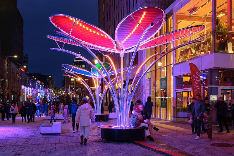 Dossier de presse | 583-26 - Communiqué de presse | Montréal s’illumine : LUMINO déploie 35 œuvres au Quartier des spectacles et au centre-ville - Partenariat du Quartier des spectacles - Évènement + Exposition - Shadow, TILT  - Crédit photo : Ulysse Lemerise / OSA