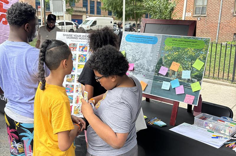 Dossier de presse | 5595-11 - Communiqué de presse | New Community-led Playscape in a New York Public Housing Development - The Urban Conga - Art - A co-design tabling activity at a block party in the Morris Houses neighborhood.  - Crédit photo : Pramity Shah