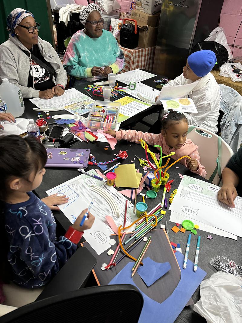 Dossier de presse | 5595-11 - Communiqué de presse | New Community-led Playscape in a New York Public Housing Development - The Urban Conga - Art - A co-design session that encouraged multi-generational conversation in creating the space.  - Crédit photo : Pramity Shah