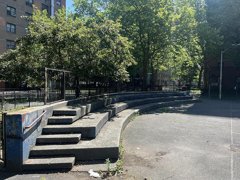 Dossier de presse | 5595-11 - Communiqué de presse | New Community-led Playscape in a New York Public Housing Development - The Urban Conga - Art - The before photo of the concrete steps that had fallen to disrepair.   - Crédit photo : The Urban Conga