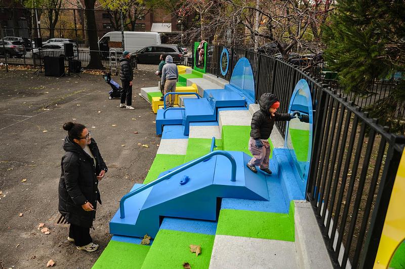Dossier de presse | 5595-11 - Communiqué de presse | New Community-led Playscape in a New York Public Housing Development - The Urban Conga - Art - Crédit photo : Brook Banister