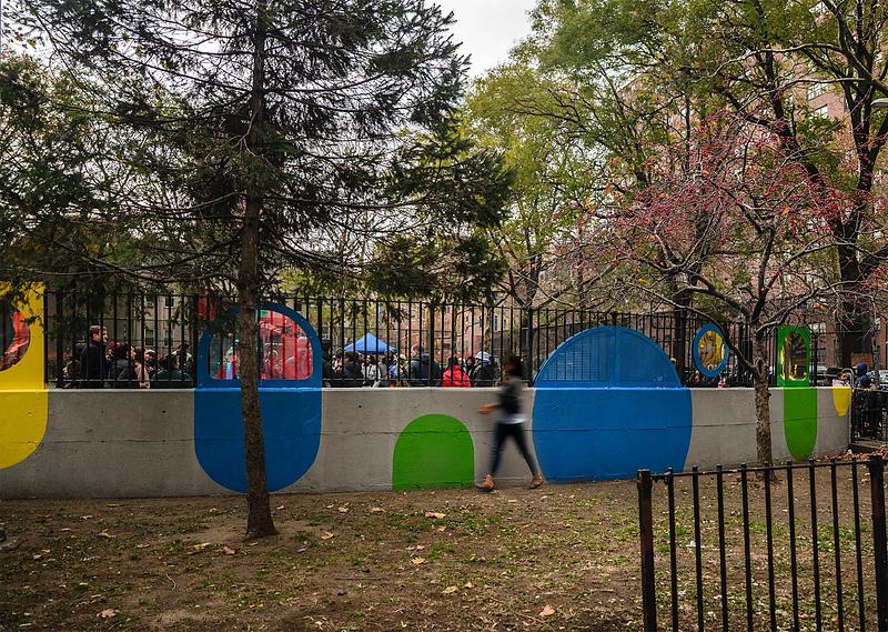 Dossier de presse | 5595-11 - Communiqué de presse | New Community-led Playscape in a New York Public Housing Development - The Urban Conga - Art - The installation drapes over the steps, drawing people in and activating the space. - Crédit photo : Brook Banister