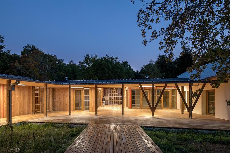 Press kit | 1065-03 - Press release | Leisure Centre with Dormitory - Atelier Quatre and r2k architectes - Institutional Architecture - Entrance - Photo credit:  TREMEGE Frederic 
