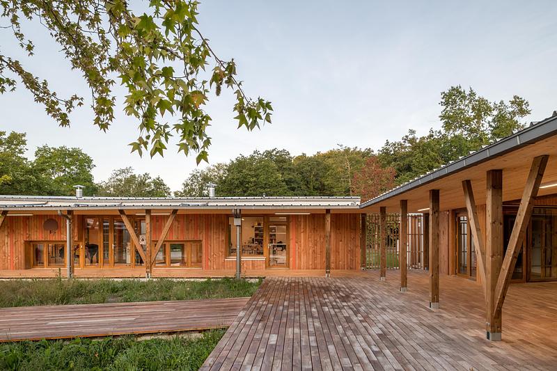 Press kit | 1065-03 - Press release | Leisure Centre with Dormitory - Atelier Quatre and r2k architectes - Institutional Architecture - Porch and  Unit for children âge 3  to 5  - Photo credit:  TREMEGE Frederic 