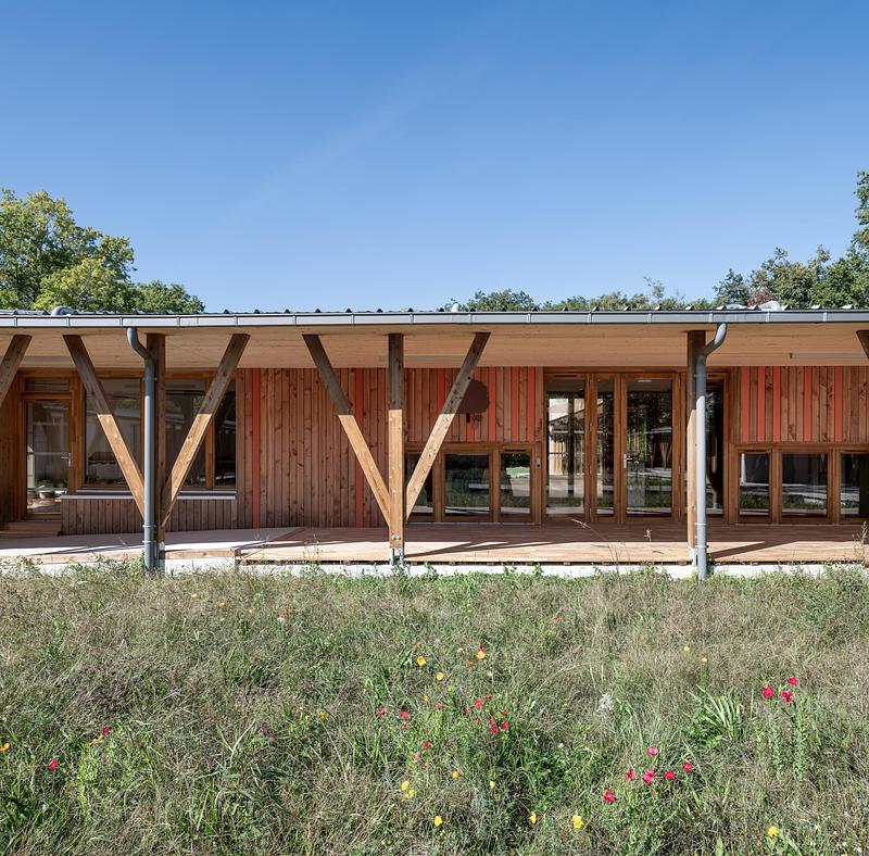Press kit | 1065-03 - Press release | Leisure Centre with Dormitory - Atelier Quatre and r2k architectes - Institutional Architecture - Photo credit:  TREMEGE Frederic 