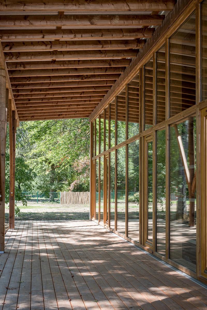 Press kit | 1065-03 - Press release | Leisure Centre with Dormitory - Atelier Quatre and r2k architectes - Institutional Architecture - Multipurpose hall, park - Photo credit:  TREMEGE Frederic 