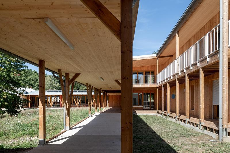 Press kit | 1065-03 - Press release | Leisure Centre with Dormitory - Atelier Quatre and r2k architectes - Institutional Architecture - Gallery to dormitory - Photo credit:  TREMEGE Frederic 