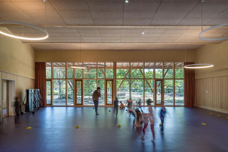 Press kit | 1065-03 - Press release | Leisure Centre with Dormitory - Atelier Quatre and r2k architectes - Institutional Architecture - Multipurpose hall - Photo credit:  TREMEGE Frederic 
