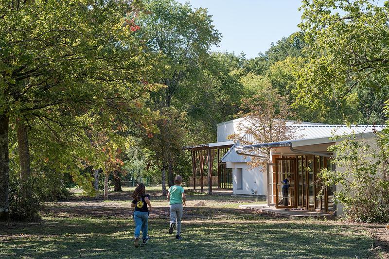 Press kit | 1065-03 - Press release | Leisure Centre with Dormitory - Atelier Quatre and r2k architectes - Institutional Architecture - From the park - Photo credit:  TREMEGE Frederic 