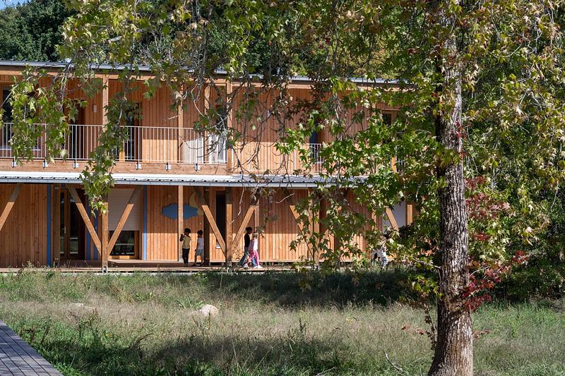Press kit | 1065-03 - Press release | Leisure Centre with Dormitory - Atelier Quatre and r2k architectes - Institutional Architecture - Dormitort, bedrooms to balconies - Photo credit:  TREMEGE Frederic 