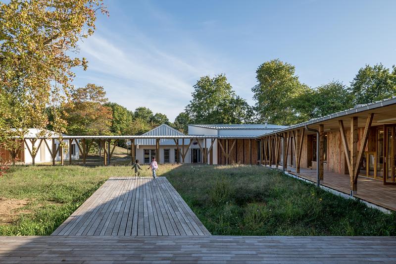 Press kit | 1065-03 - Press release | Leisure Centre with Dormitory - Atelier Quatre and r2k architectes - Institutional Architecture - Central garden - Photo credit:  TREMEGE Frederic 