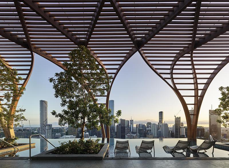 Dossier de presse | 4101-02 - Communiqué de presse | Koichi Takada Launches New Book ‘Naturalizing Architecture’ - Koichi Takada Architects - Édition - Upper House (Brisbane, Australia) rooftop amenities shaded by a timber canopy. - Crédit photo : Scott Burrows