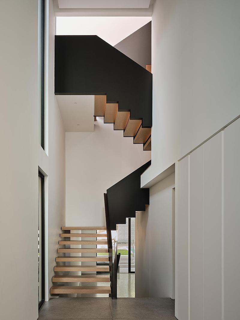 Press kit | 7695-01 - Press release | House 117 - Izen Architecture Inc. and DS Interiors Inc. - Residential Architecture - Photo credit: Younes Bounhar / DoubleSpace