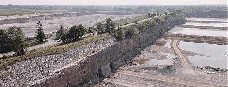 Dossier de presse | 1607-16 - Communiqué de presse | Toronto’s Stories Through Design: DesignTO Festival Returns in January - DesignTO - Évènement + Exposition - How Heavy is a Building — Aerial view of quarry bench and haul road at a limestone quarry.  - Crédit photo : Ha/f, Make Good