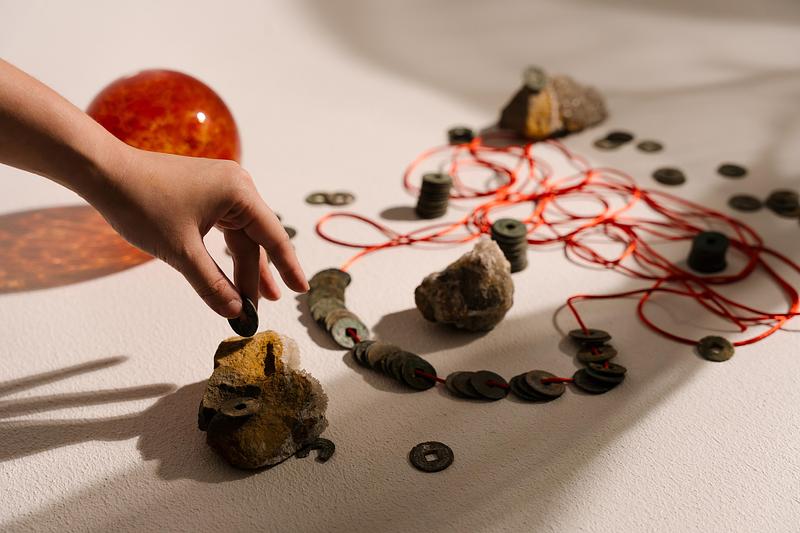 Dossier de presse | 7814-01 - Communiqué de presse | Rêmên’s ROH Table Lamp Wins Prestigious 2025 LIT Lighting Design Award - Rêmên - Design d’éclairage - Chinese burial coins as a fundamental inspiration of ROH table lamp - Crédit photo : Rafi Ramadani, Andre Christian, and Untold studio