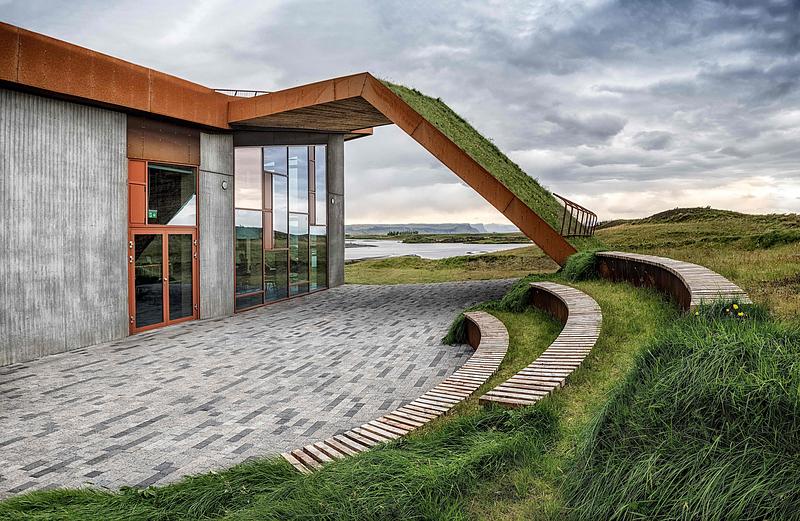 Dossier de presse | 6422-02 - Communiqué de presse | Visitor Center for Vatnajökull National Park - Arkis Architects - Architecture commerciale - The landscape design is shaped with built-up terraces “pöldrur“where visitors can sit and rest. - Crédit photo : Karl Vilhjálmsson